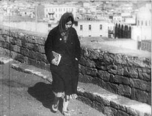 Junge Frau geht auf der Straße