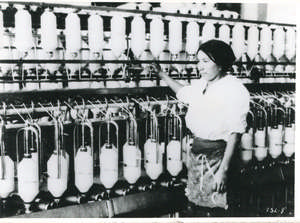 Arbeiterin an der Maschine