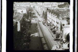 Kameraobjektiv schaut über die Stadt, retour