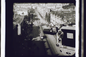 Kameraobjektiv schaut über die Stadt