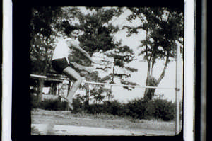 Hochsprung Frau links, schaut zurück