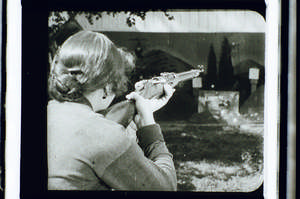 Frau am Schießstand, von hinten