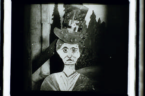 Figur mit Hakenkreuz