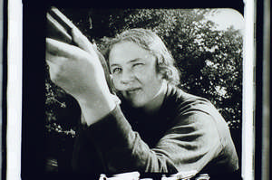 Frau am Schießstand, von vorne