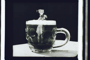 Kameramann im Bierglas, steht