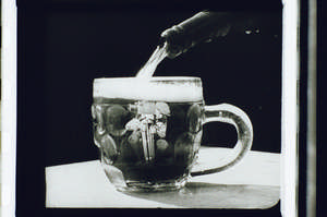 Kameramann im Bierglas, sitzt