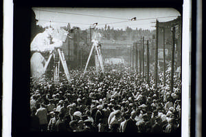 Kaufman steht in der Menge, Doppelbelichtung