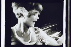 Tänzerinnen und Klavier, Blick nach unten