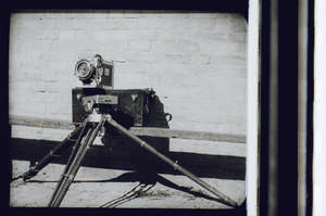 Trick mit Kamera, Kamera auf Stativ breit