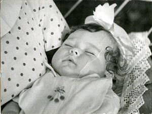 Kleinkind im Arm der Mutter