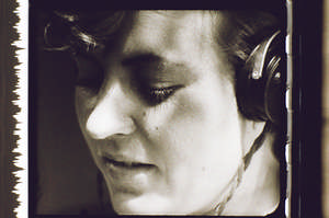 Frau mit Kopfhörer, seitlich, Augen geschlossen