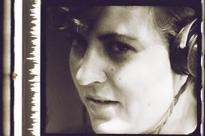 Frau mit Kopfhörer, seitlich, Augen offen