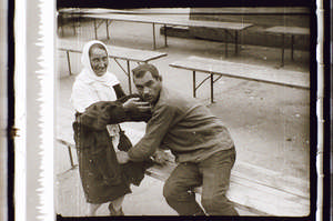 Betrunkener auf Bank mit Frau