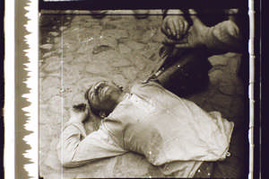 Betrunkener liegt am Boden