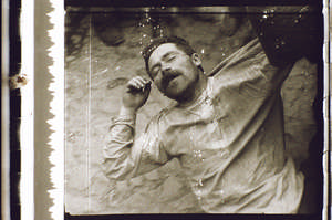 Betrunkener wird hochgehoben, Arm angewinkelt