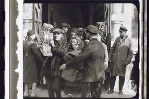 Leute tragen Dinge aus der Kirche hinaus Motiv 3