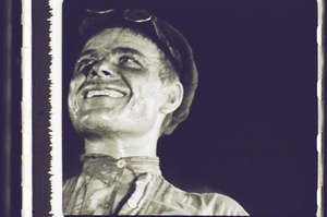 Arbeiter im Profil, schaut nach links