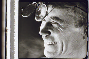 Arbeiter im Profil mit Brille, lacht