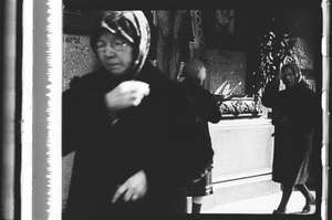 Frauen vor dem Kreuz, bekreuzigen sich