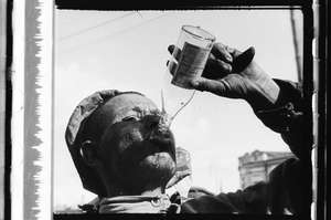 Mann trinkt aus Flasche Motiv 2