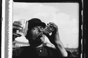 Mann mit Flasche und Glas Motiv 3