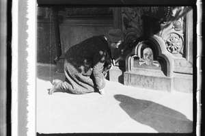 Frau im gestreiften Mantel beim Kreuz Motiv 1