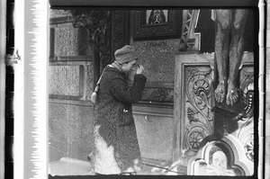 Frau im gestreiften Mantel beim Kreuz Motiv 2