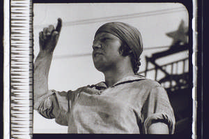 Arbeiterin redet, erhobene Hand