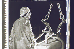 Arbeiter mit glühendem Eisen, nah