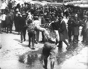 Kaufman geht durch die Menge