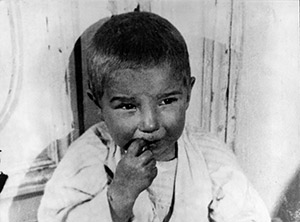 Kleines Kind in weißer Kleidung