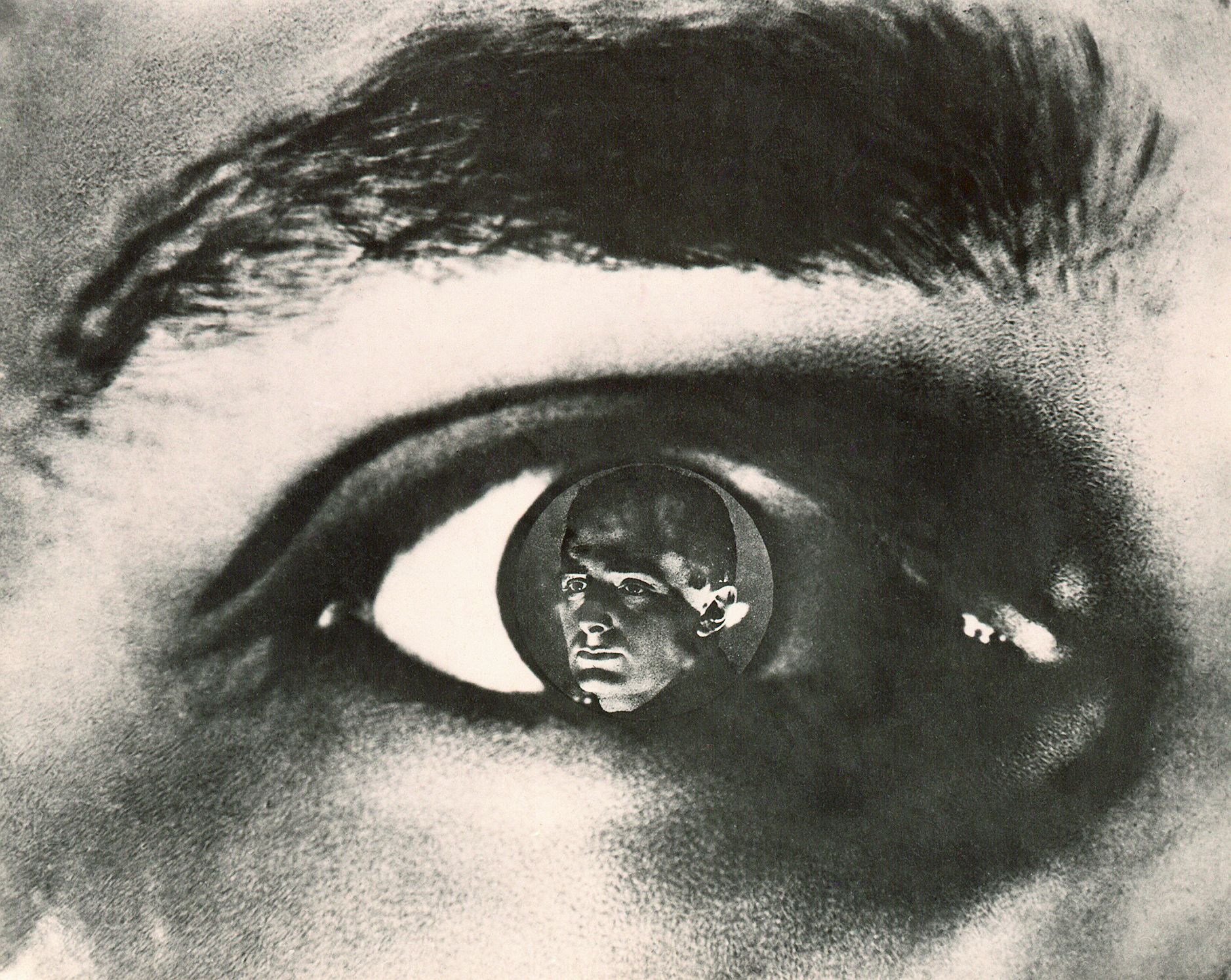 Elizaveta Svilovas Auge, in dessen Pupille Vertovs Porträt erscheint (Fotomontage, 1931?)