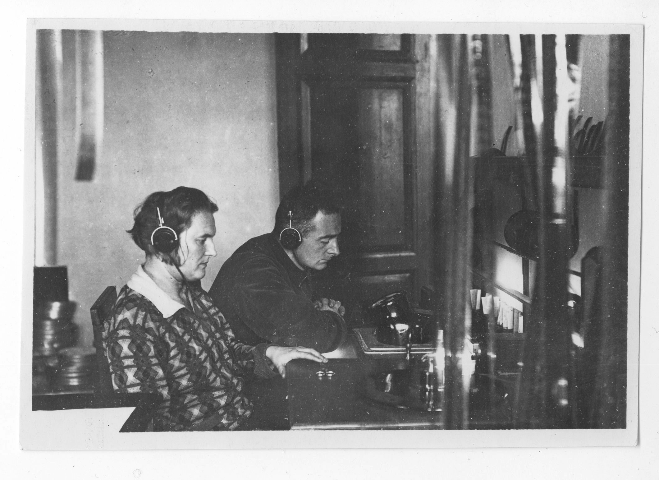 Vertov and Svilova listening to the sound of "Tri pesni o Lenine", 1934